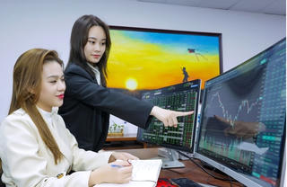 Một năm của cổ phiếu ngân hàng: Sóng ngầm dưới mặt biển lặng