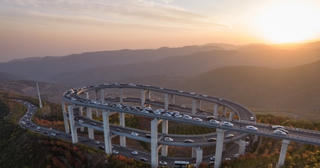 Đường cao tốc 3 tầng dài 30km, nằm ở độ cao hơn 1.300m, có 4 cầu cạn và 1 đường hầm