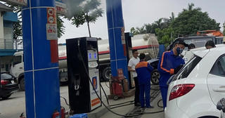 Giá xăng tăng sát ngưỡng 33.000 đồng một lít
