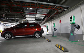 Lắp trạm sạc xe điện tại chung cư: Giải pháp tăng tiện ích cho dự án bất động sản