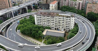 Tòa chung cư 8 tầng bị vây kín 360 độ bởi cầu vượt cao tốc chỉ vì một lý do