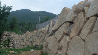 Cưỡng chế tháo dỡ tường trái phép treo trên đầu dân