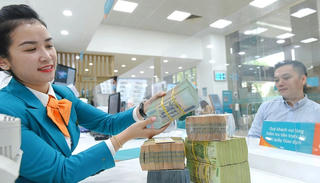 Dân tiếp tục dồn tiền vào ngân hàng, hàng triệu tỷ vốn rẻ tồn trong kho