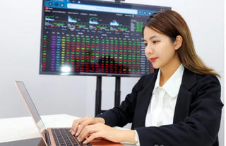 VN-Index lấy lại 5 điểm, thanh khoản sụt sâu thêm