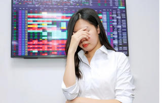 VN-Index quay đầu giảm sâu, hơn 350 mã trên HoSE 'rực lửa'