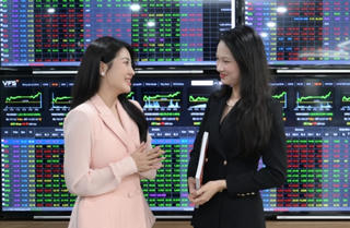Cổ phiếu ngân hàng rực sáng, VN-Index tăng vọt 15 điểm