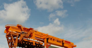 Khiến cả thế giới chấn động khi xây tòa nhà 57 tầng chỉ trong vòng 19 ngày, TQ tiếp tục phát minh 'siêu cỗ máy' xây cầu khổng lồ chỉ trong vài ngày, nâng vật nặng lên tới 900 tấn