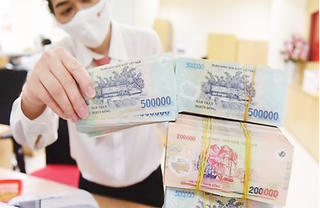 Lãi suất liên ngân hàng lên đỉnh 10 năm rồi tụt nhanh