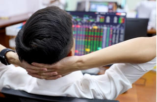 VN-Index mất tiếp 5 điểm, thanh khoản sụt giảm