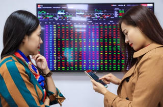Loạt cổ phiếu ngân hàng giảm mạnh, VN-Index điều chỉnh sau phiên tăng sốc