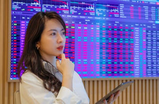 Lực kéo cuối phiên giúp thị trường bớt tồi tệ, VN-Index rớt gần 12 điểm