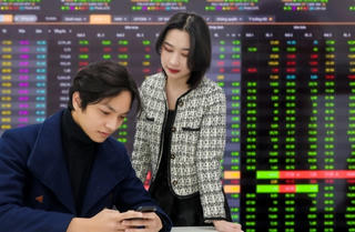 VN-Index chỉ nhích nhẹ dù số mã tăng lấn át số mã giảm