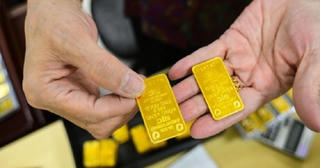 Vàng liên tục 'lập đỉnh', cô gái mang số vàng mua 15 năm trước đi bán nhưng bị từ chối thu mua, lý do ai nấy nên đọc để rút kinh nghiệm