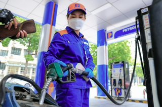 Giá xăng tăng hơn 900 đồng, vượt 23.000 đồng/lít