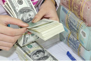 Giá USD chạm mốc 25.000 đồng, tăng áp sát đỉnh lịch sử