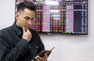 Nhóm VN30 lao dốc khiến VN-Index mất 8 điểm, thanh khoản lẹt đẹt