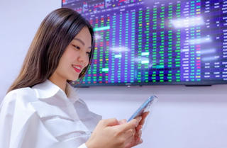 Thứ Sáu ngày 13 không có 'sale-off', VN-Index giữ sắc xanh nhờ lực kéo bất ngờ cuối phiên