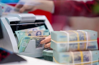 Ngân hàng tuần qua: Lãi suất huy động áp sát 9,5%/năm, USD hướng mốc 25.000 đồng