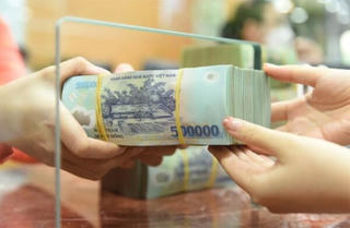Lãi suất liên ngân hàng tăng lên mức cao nhất 11 tháng, gần chạm trần