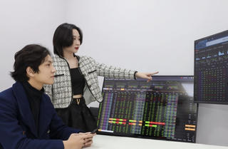 Bộ đôi VHM - VIC quay đầu lao dốc, VN-Index chỉ giảm nhẹ nhờ cổ phiếu ngân hàng