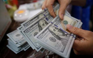 Sức nóng gia tăng, giá USD 'chợ đen' vượt 25.000 đồng