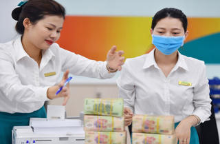Lãi suất giảm mạnh và tiếp tục giảm, gửi tiết kiệm hết hấp dẫn