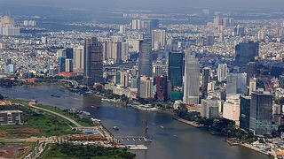 TP.HCM vay để trả nợ, bù đắp bội chi: Chuyện bình thường...