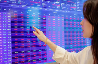 Cổ phiếu bất động sản lao dốc, VN-Index mất gần 10 điểm