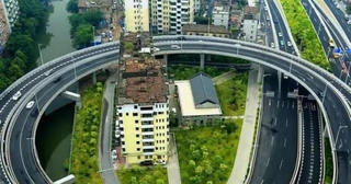 Căn hộ 30m2 không chịu di dời, chủ đầu tư phải chi thêm 350 tỷ đồng xây cầu vượt 360 độ: Cả gia đình 16 năm sống trong cô lập và khói bụi