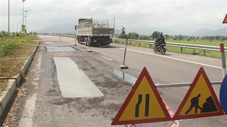 Quốc lộ nghìn tỷ xuất hiện ổ gà: Do mưa, gió?