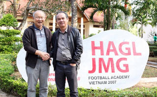 Bầu Đức ra khỏi vũng nợ, bầu Đệ làm điều bất ngờ