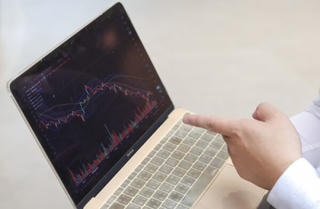 VN-Index liệu có giữ được mốc quan trọng 1.040 điểm?