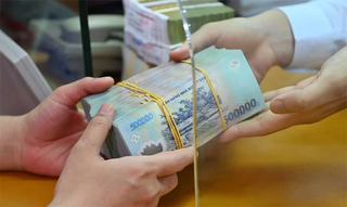 Tiền gửi vào ngân hàng đạt kỷ lục bất chấp lãi suất xuống đáy