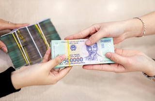 Cho vay ngang hàng: Nội bế tắc, ngoại tung hoành