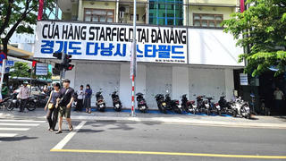 Loạt hàng thời trang trên phố du lịch Đà Nẵng 'cửa đóng, then cài'