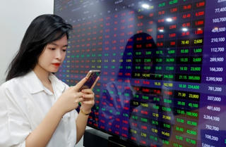 Mua chứng khoán trước Tết: Cẩn trọng trước 3 'nhân tố ngược'