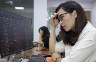 Hàng trăm mã giảm kịch sàn khiến VN-Index 'bốc hơi' 36 điểm, có lúc xuống dưới 1.000 điểm