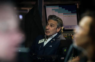 Cổ phiếu ngân hàng trượt giá, Dow Jones 'bay' gần 400 điểm