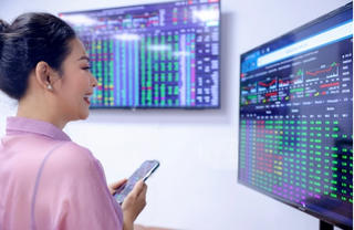 Một loạt cổ phiếu ngân hàng tăng kịch trần, VN-Index bật tăng gần 29 điểm