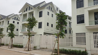 Biệt thự chục tỷ bỏ hoang: Vì sao giá không giảm, ít người bán?