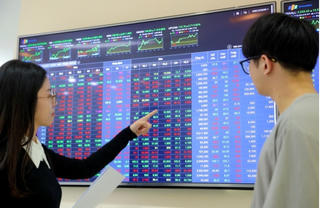 VN-Index giảm hơn 4 điểm, VPB vụt sáng