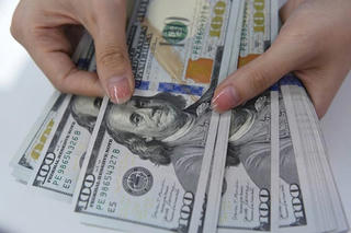 Giá USD ngân hàng tiến sát 25.500 đồng, giá USD tự do lên mức kỷ lục