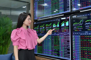 Tiền vào cuồn cuộn nhưng VN-Index chỉ nhích nhẹ, cổ phiếu BĐS 'đối đầu' ngân hàng