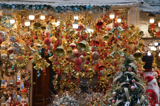Chùm ảnh: Phố Hàng Mã chuẩn bị sẵn sàng cho mùa Noel