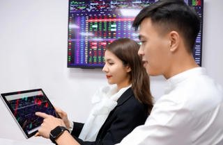 VN-Index có thêm gần 9 điểm, cổ phiếu chứng khoán tăng không ngừng