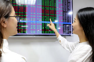 Cổ phiếu tài chính diễn biến tích cực, VN-Index lấy lại mốc 1.220 điểm
