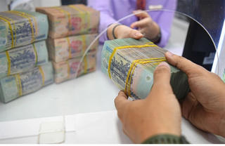 Kéo dài thời hạn trả nợ và giữ nguyên nhóm nợ cho khách vay vốn gặp khó khăn