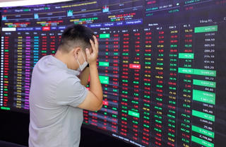 VN-Index rơi gần 13 điểm, xóa gần hết thành quả 4 phiên tăng trước đó