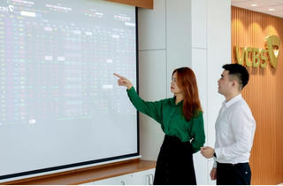 Cổ phiếu ngân hàng đẩy VN-Index tăng hơn 5 điểm, thanh khoản vẫn thấp