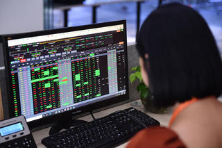 VN-Index tăng gần 15 điểm, nhóm “cổ phiếu vua” trở lại dẫn dắt 